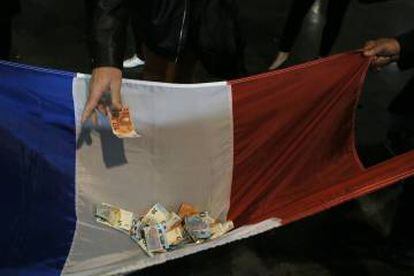 Simpatizantes de Le Pen arrecadam dinheiro em um de seus atos.