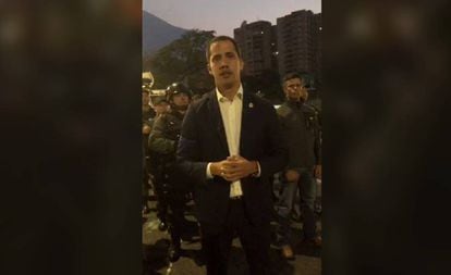 Cercado de militares, Juan Guaidó grava mensagem com Leopoldo López, na manhã desta terça-feira