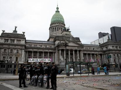 Policiais em frente ao Congresso depois dos protestos.