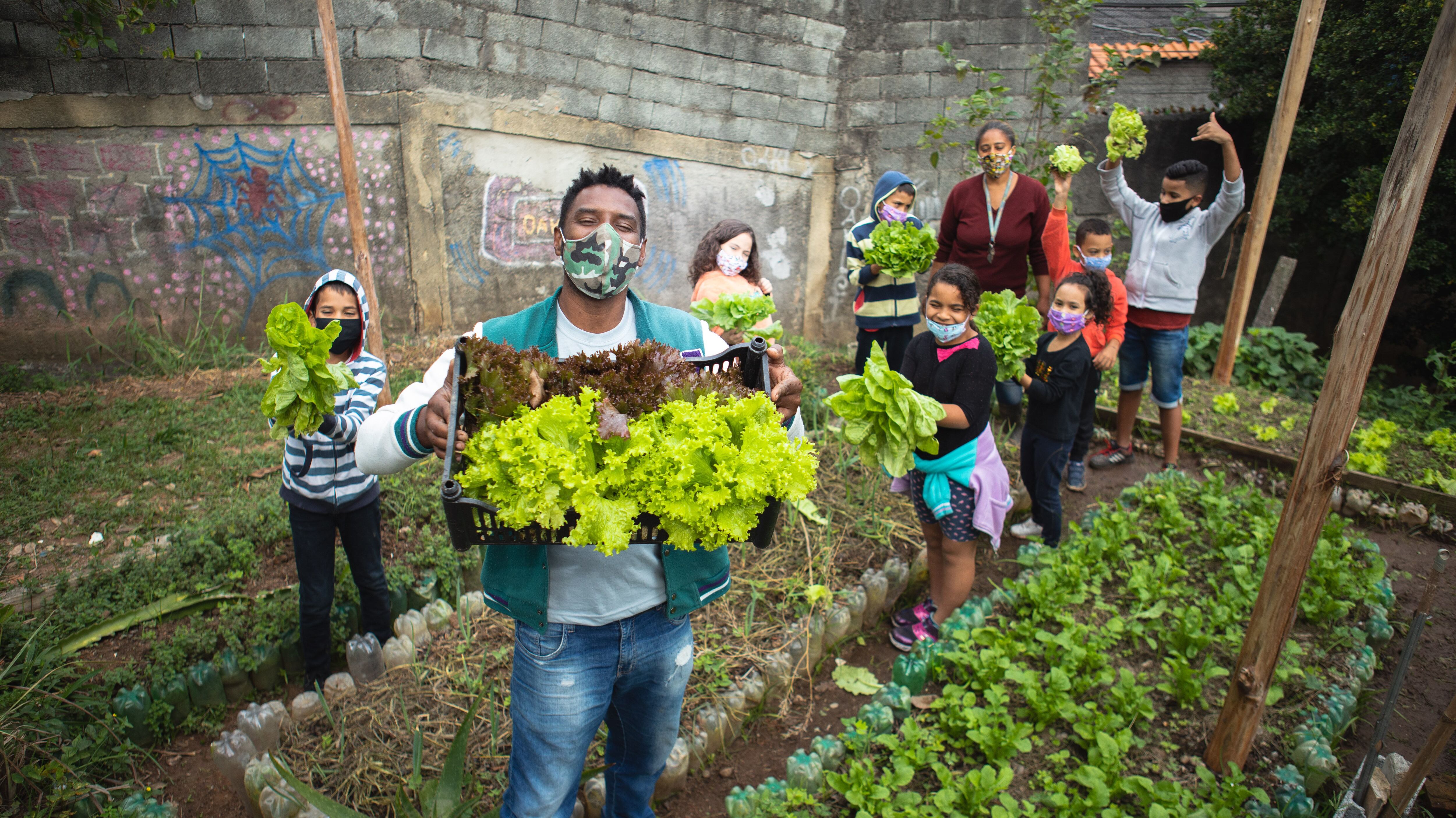  Wagner Golçaves Ramalho, criador do Prato Verde Sustentável, com crianças e adolescentes atendidos pela ONG na horta do projeto.