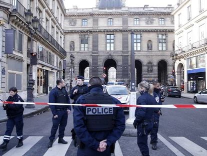 Cordão policial em torno do Louvre, nesta sexta-feira em Paris.