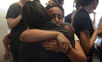Sandra Cordero e Erika Pinheiro se abraçam em 2 de março no posto fronteiriço de Calexico, na Califórnia, após saberem que os 29 pais podem entrar nos Estados Unidos.