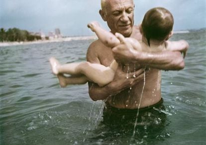 O pintor Pablo Picasso brinca com seu filho Claude, no mar de Vallauris, França (1948).