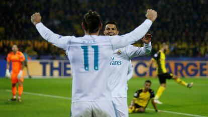 Cristiano Ronaldo e Bale comemoram gol sobre o Dortmund.