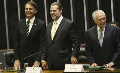Toffoli entre Bolsonaro e Temer na cerimônia de celebração do aniversário da Constituição.
