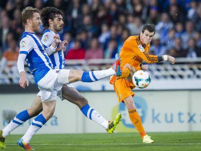Bale arremata sob a marcação de dois rivais.