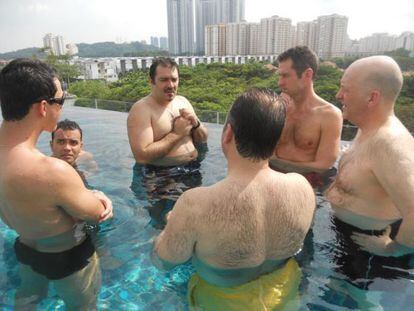 Rui Pires Salvador (terceiro à esquerda) em uma imagem de 2013. O português tinha o costume de se reunir com seus investidores em piscinas.