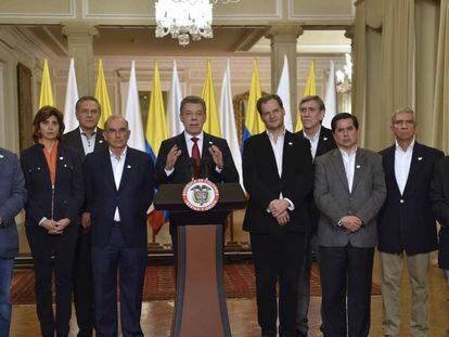 O presidente Juan Manuel Santos, cercado pela equipe de negociação, durante seu discurso depois de conhecer os resultados que deram como vencedor o 'não' no plebiscito pela paz.