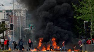 Barricada erguida durante os protestos de outubro no Chile