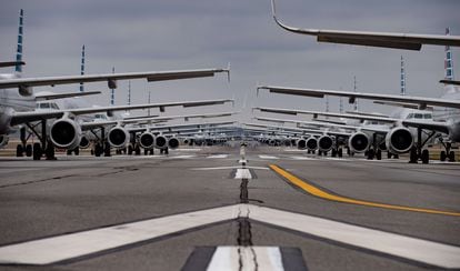 Aviões da American Airlines estacionados no aeroporto internacional de Pittsburgh, esta semana.