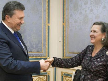 O presidente da Ucrânia, Víktor Yanukóvich (Izda.), estreita a mão à secretária de Estado anexa de EUA para Assuntos Europeus, Vitória Nuland.