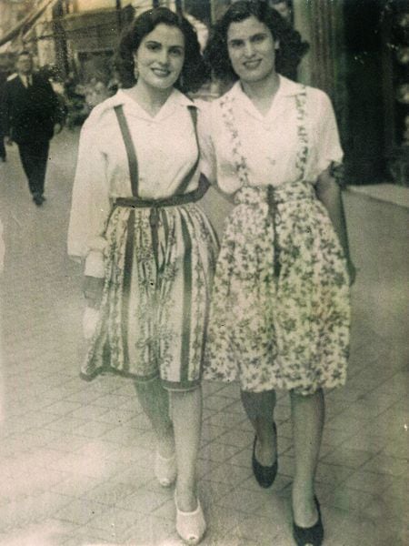 Amália com sua irmã Celeste, também cantora de fado, em foto tirada em Madri em 1943. 