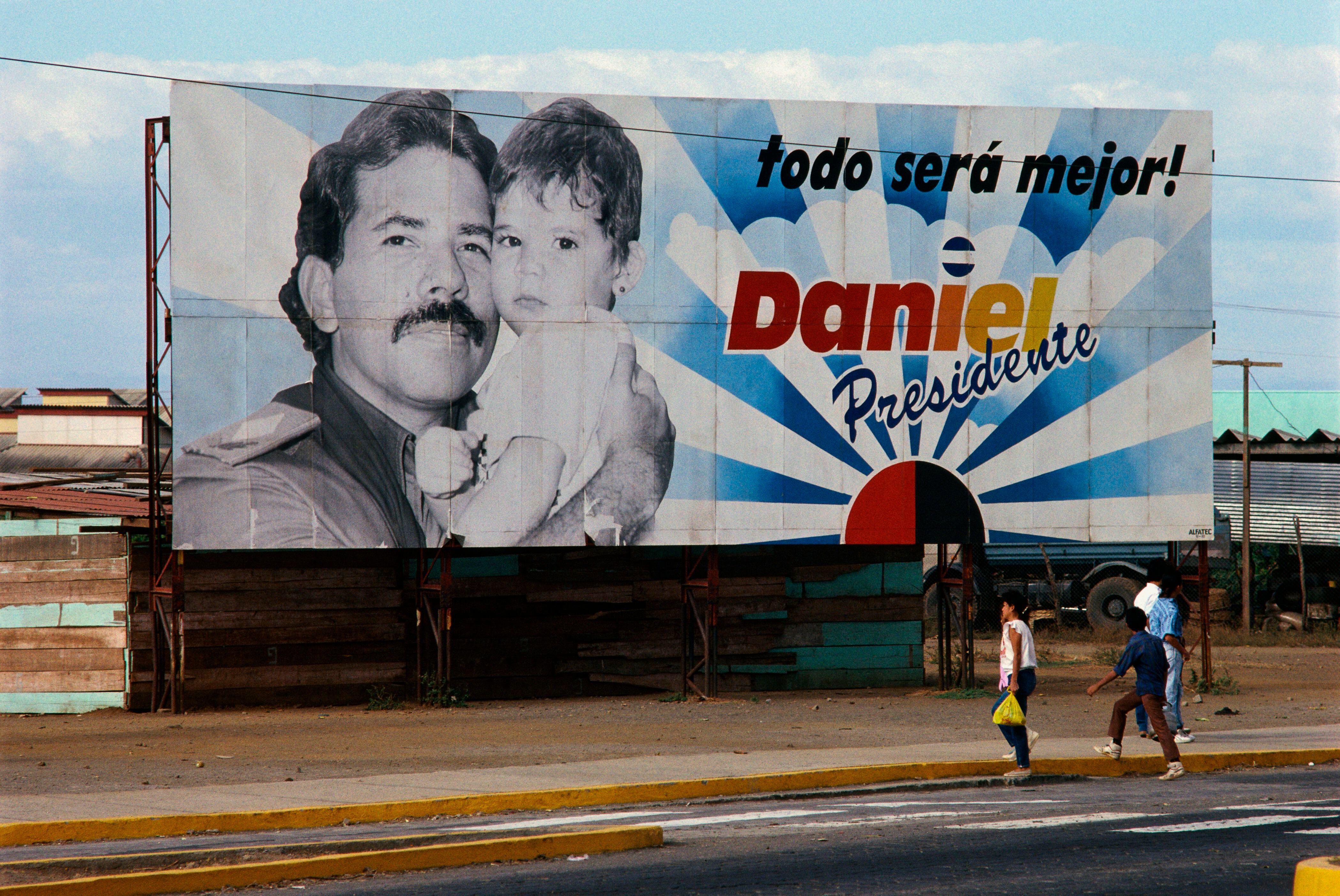 Um outdoor da campanha de reeleição em 1989 de Daniel Ortega, líder da Frente Sandinista de Libertação Nacional, em Manágua, Nicarágua.