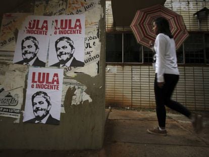 Cartazes em defesa de Lula, em Bras&iacute;lia.