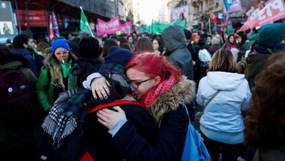 Milhares de pessoas festejam a aprovação da despenalização do aborto nas imediações da praça do Congresso, em Buenos Aires.