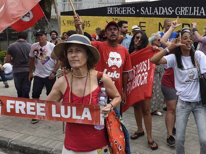 Apoiadores do ex-presidente Lula comemoram em frente à sede da PF em Curitiba a decisão do ministro Marco Aurélio de Mello, que pode beneficiar o ex-presidente.