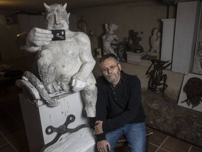 José Antonio Abella Mardones posa junto ao modelo de gesso da sua escultura.