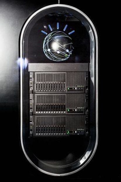 Imagem da versão atual do supercomputador Watson, que ocupa um espaço equivalente a um frigobar de um hotel.
