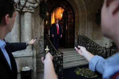 O então presidente Trump fala a jornalistas na porta da sua mansão Mar-a-Lago, após reunião com funcionários do Pentágono, em dezembro de 2020.
