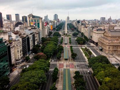 Vista aérea da avenida 9 de Julho de Buenos Aires, durante o confinamento.