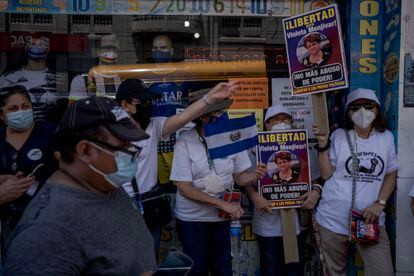 Alguns manifestantes pediram a libertação de ex-funcionários do Governo da FMLN que foram presos e acusados de atos de corrupção. 