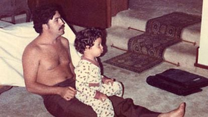 O narcotraficante Pablo Escobar e seu filho Juan Pablo, em 1978.