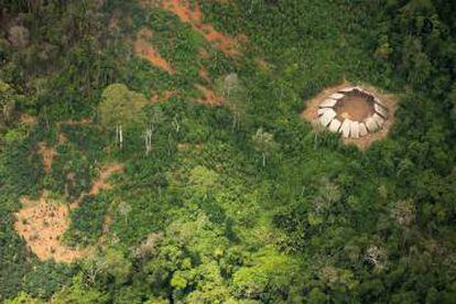 Uma maloca (casa comunal) de um grupo de indígenas ianomâmi não contatados em setembro de 2016. Guilherme Survival International