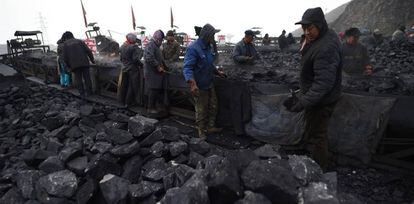 Trabalhadores de uma mina de carvão em Datong, província de Shanxi, no final de 2015.