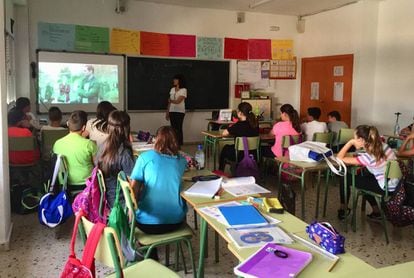 Um grupo de alunos assiste a uma palestra do coletivo No Te Prives, em uma escola de Múrcia.