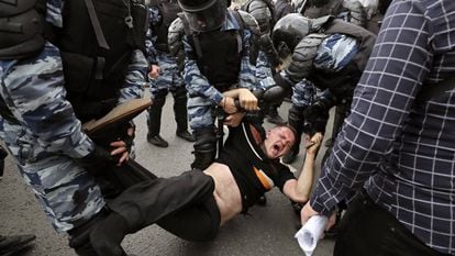 Membros da polícia prendem um dos participantes da manifestação opositora em Moscou.