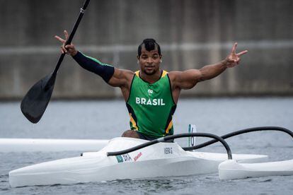 Giovane Vieira de Paula celebra sua medalha.