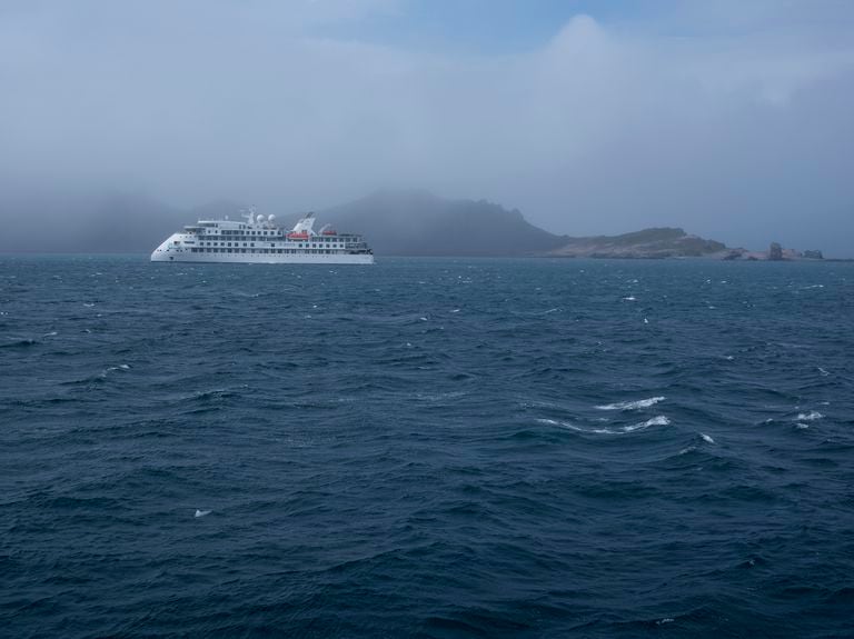 Navio de cruzeiro diante de Hannah Point, uma das ilhas da Antártida.