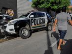 AME4923. FORTALEZA (BRASIL), 20/02/2020.- Un hombre encapuchado -supuestamente agente de la policía- camina frente a un vehículo de la institución visiblemente dañado en el 18 Batallón de la Policía Militar, durante el segundo día de huelga policial este jueves a la ciudad de Fortaleza, en el estado Ceará (Brasil). El presidente de Brasil, Jair Bolsonaro, autorizó este jueves el uso de las Fuerzas Armadas para garantizar la seguridad en el estado de Ceará (noreste), escenario de motines por parte de policías que exigen un aumento de sus salarios. Los militares permanecerán inicialmente desde hoy y hasta el próximo 28 de febrero en diversos puntos de Ceará a ser definidos por el Ministerio de Defensa, según el decreto firmado por Bolsonaro, líder de la extrema derecha brasileña y capitán de la reserva del Ejército. EFE/ Jarbas Oliveira
