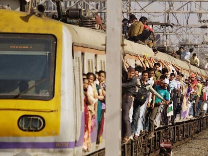 Passageiros de um trem de subúrbio em Mumbai