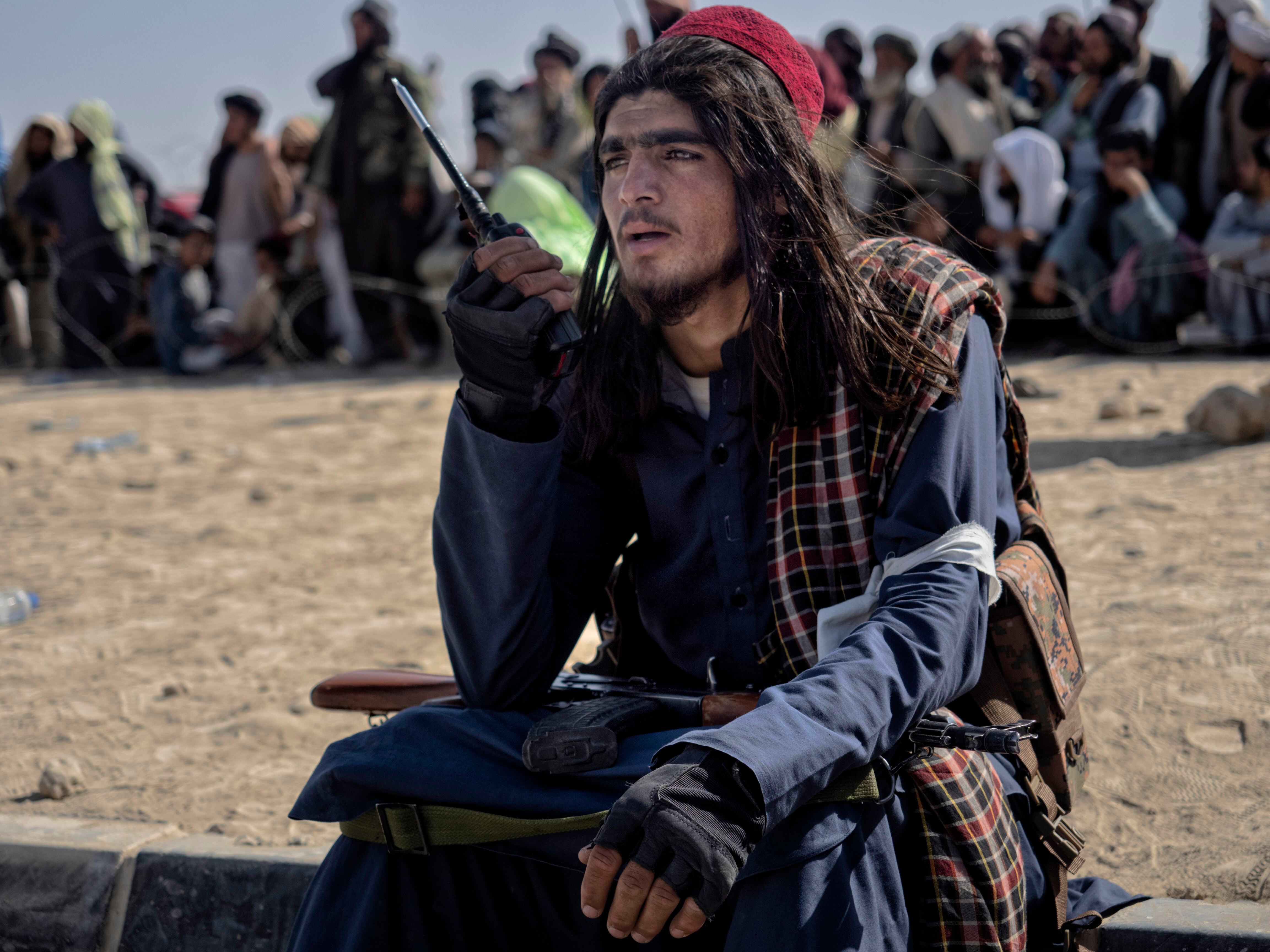 Um jovem combatente do Talibã no recinto do aeroporto de Kandahar, em 14 de agosto.