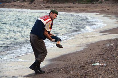 Membro da guarda-costeira recolhe o cadáver de uma criança nesta quarta-feira na costa de Bodrum (Turquia).