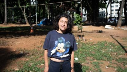 Bruna, de 29 anos, vive na praça da República, em São Paulo, e depende de doações para ter acesso a absorventes e outros itens de higiene.