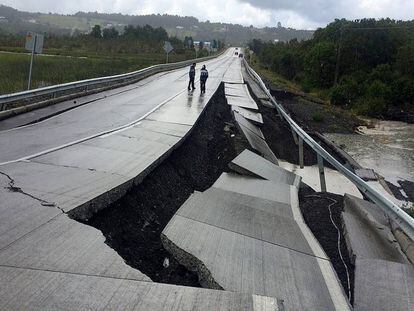 Estrada danificada pelo terremoto em Tarahuin (Chile).