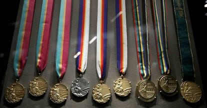 Nove das 10 medalhas olímpicas de Carl Lewis.