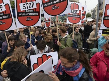 Manifestação contra o endurecimento da lei do aborto na Polônia, na segunda-feira passada, em Varsóvia.