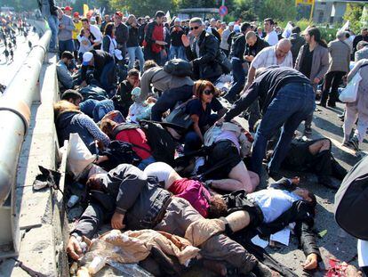 Pelo menos 86 pessoas morreram e centenas ficaram feridas em duas explosões numa praça na área externa da estação ferroviária de Ancara, local em que se reuniam centenas de manifestantes que participavam de marcha pela paz, pelo trabalho e pela democracia.