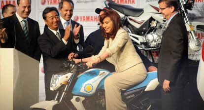 Cristina Fernández, sobre uma moto, nesta quarta-feira.