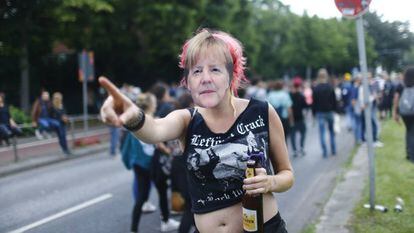 Manifestante com máscara da chanceler Angela Merkel durante um protesto contra o G20 em Hamburgo.
