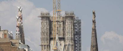 Comparação da altura das torres dos Evangelistas e Jesus Cristo com a Fachada da Natividade de Gaudí.