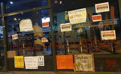 Cartazes de protesto no Mc Donald’s de Miraflores, em Lima.