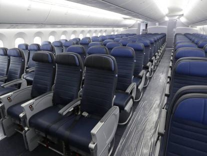 A cabine de um avião de United Airlines