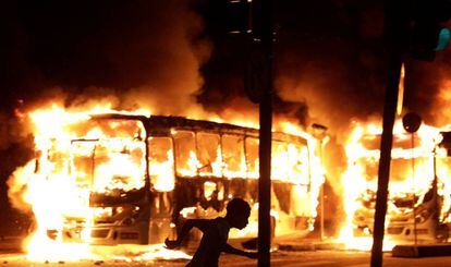 Ônibus foram incendiados em confronto entre manifestantes e policiais.
