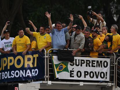 Bolsonaro em cima de carro de som mas manifestações em São Paulo