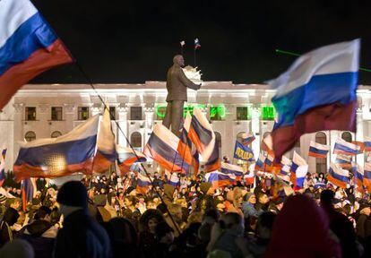 Multidão comemora com bandeiras russas em Simferopol.