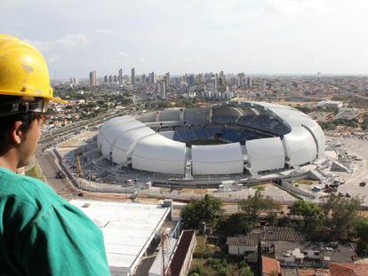 Operário observa a Arena das Dunas do alto, nesta quarta-feira.